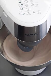Meringue vegan aux protéines de pomme de terre (sans gluten) - Mélange la protéine de pomme de terre en poudre, la gomme xanthane et l’eau. Mélange jusqu’à ce que les poudres se dissolvent. Utilise un mixeur plongeant pour accélérer le mélange. Réserve au réfrigérateur pendant au moins 15 minutes avant utilisation.