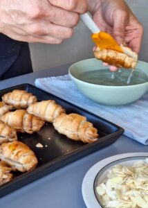 Mini croissant aux amandes vegan sans gluten - Badigeonne-les ou trempe-les dans le sirop à la vanille tiède, puis laisse-les s’égoutter quelques minutes sur une grille.