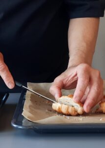 Mini croissant aux amandes vegan sans gluten - Coupe les croissants dans la longueur à l’aide d’un couteau à pain.
