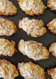 Mini croissant aux amandes vegan sans gluten - Fais cuire dans un four préchauffé à 190°C pendant 12-15 minutes ou jusqu’à ce que les amandes soient dorées et croustillantes.
