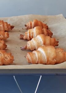 Mini croissant aux amandes vegan sans gluten - Dépose les mini croissants sur une plaque de cuisson recouverte de papier sulfurisé puis fais cuire pendant 12-15 minutes jusqu’à ce qu’ils soient dorés.