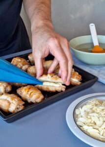 Mini croissant aux amandes vegan sans gluten - Garnis les croissants avec une cuillère à soupe de crème d’amande au milieu.