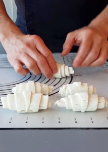 Mini croissant aux amandes vegan sans gluten - Roulez chaque triangle de l’extrémité large vers la pointe pour former les mini croissants.