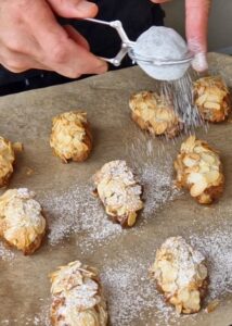 Mini croissant aux amandes vegan sans gluten - Laisse refroidir puis saupoudre de sucre glace avant de servir.