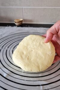 Mini tarte au citron meringuée sans gluten - Suis les instructions de la recette de pâte sucrée sans gluten.