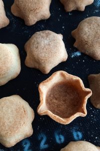 Mini tarte au citron meringuée sans gluten - Préchauffe le four à 175°C pendant 12-15 minutes jusqu’à ce que la pâte soit dorée.