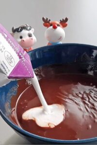 Opéra vegan à 7 couches - Ajoute la crème à fouetter froide et mélange bien.