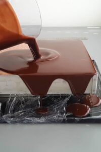 Opéra vegan à 7 couches - Recouvre le dessus d’une fine couche de glaçage chaud au chocolat noir.