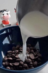 Opéra vegan à 7 couches - Verse la crème chaude sur le chocolat pour le faire fondre.