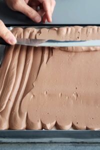 Opéra vegan à 7 couches - Étale la ganache montée au chocolat pour terminer la 7e couche.