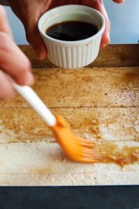 Opéra vegan à 7 couches - Imbibe généreusement de sirop au café (1re couche).