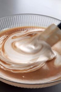 Opéra vegan à 7 couches - Ajoute l’espresso chaud et mélange jusqu’à homogénéité.