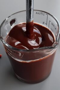 Opéra vegan à 7 couches - Mixe au mixeur plongeant jusqu’à obtenir une texture lisse et brillante.