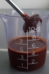 Opéra vegan à 7 couches - Mixe au mixeur plongeant pour retirer les bulles d’air et lisser le glaçage.
