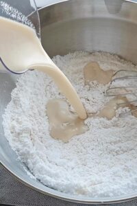 Opéra vegan à 7 couches - Verse le liquide (mélange lait d’avoine et citron) dans les ingrédients secs.
