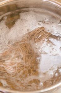 Oroshi soba - Cuire les nouilles soba dans un grand volume d'eau bouillante.