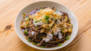Oroshi soba - Garnir de ciboule et de katsuobushi.