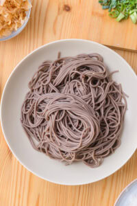 Oroshi soba - Déposer les nouilles dans un bol.