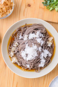 Oroshi soba - Napper de bouillon et de daikon râpé.