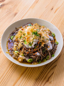 Oroshi soba - Saupoudrer de shichimi ou de piment, facultatif.