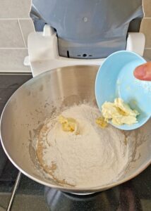 Pain de mie sans gluten - Verse les œufs battus et le beurre sans produits laitiers ramolli.