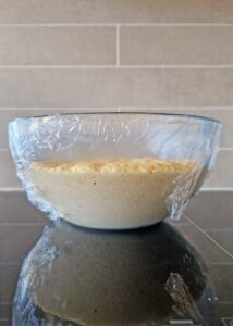 Pain de mie sans gluten - Couvre la pâte de film alimentaire.