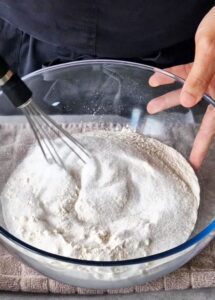 Pain de mie sans gluten - Mélange très bien la farine sans gluten, le sel, le sucre et la levure chimique dans un bol.