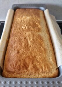 Pain de mie sans gluten - Laisse le pain refroidir légèrement avant de le retirer du moule à cake.
