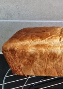 Pain de mie sans gluten - Laisse refroidir sur une grille avant de le trancher.
