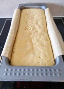 Pain de mie sans gluten - Transfère-la dans un moule à cake chemisé de papier cuisson.