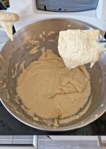 Pain de mie sans gluten - Racle de temps en temps les parois et le fond du bol avec une spatule en caoutchouc pour t’assurer que toute la farine est bien incorporée.