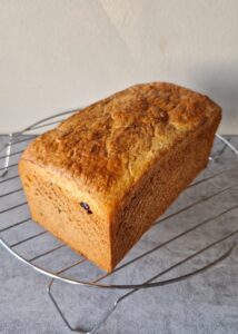 Pain levé sans gluten et sans lactose aux cranberries séchées - Retire le couvercle et laisse refroidir le pain dans le moule à pain pendant 5-10 minutes avant de le transférer sur une grille pour le laisser refroidir complètement.