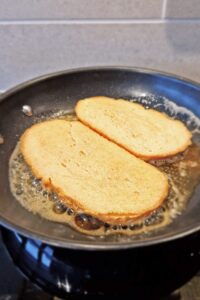 Pain perdu sans gluten - Fais cuire à la poêle la tranche de pain enrobée dans la poêle ou sur la plaque préchauffée.
