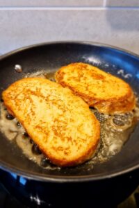 Pain perdu sans gluten - Fais cuire 2-3 minutes de chaque côté ou jusqu’à ce qu’elle soit dorée.