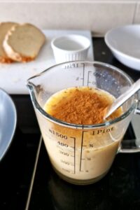 Pain perdu sans gluten - Fouette dans un bol les œufs, le lait d’avoine, l’extrait de vanille, la noix de muscade moulue et la cannelle jusqu’à obtenir un mélange homogène.