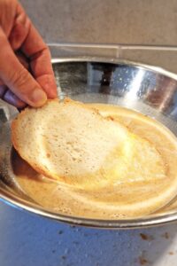 Pain perdu sans gluten - Trempe une tranche de pain sans gluten dans le mélange aux œufs pendant 25-30 secondes de chaque côté.