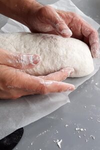 Pain sans gluten en cocotte, deux méthodes - Façonne la pâte en fonction de la taille de ta cocotte.