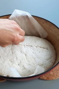 Pain sans gluten en cocotte, deux méthodes - Utilise une lame de boulanger ou un couteau bien aiguisé pour inciser.