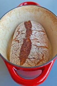 Pain sans gluten en cocotte, deux méthodes - Retire le couvercle et poursuis la cuisson 25-30 minutes, jusqu’à ce que le pain soit doré.