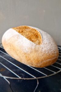 Pain sans gluten en cocotte, deux méthodes - Sors le pain de la cocotte et laisse refroidir sur une grille avant de le couper.
