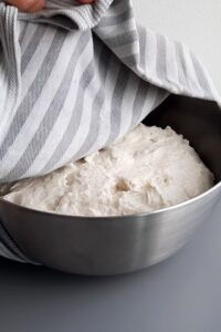 Pain sans gluten en cocotte, deux méthodes - Façonne la pâte en boule, couvre-la d’un torchon et laisse-la reposer 20 minutes.