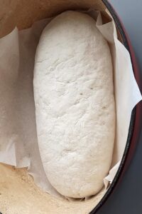 Pain sans gluten en cocotte, deux méthodes - Dépose délicatement la pâte dans la cocotte chaude.