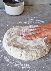 Pain sans gluten sans pétrissage - Dégaze la pâte levée sur une surface farinée.