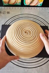 Pain sans gluten sans pétrissage - Retourne la pâte du banneton sur la pierre de cuisson chaude.