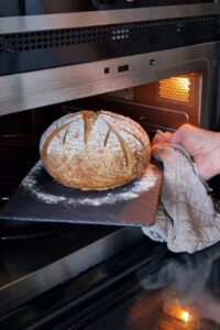 Pain sans gluten sans pétrissage - Fais cuire pendant 40 – 45 minutes jusqu’à ce que le pain soit doré.