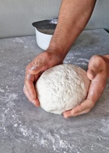 Pain sans gluten sans pétrissage - Façonne-la en boule.