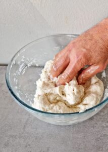 Pain sans gluten sans pétrissage - Mélange jusqu’à ce que la pâte forme une boule.