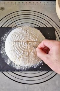 Pain sans gluten sans pétrissage - Incise rapidement la pâte avec les lignes décoratives de ton choix à l’aide d’un couteau fin et bien aiguisé ou d’une lame à pain.