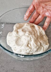 Pain sans gluten sans pétrissage - Mélange la pâte avec une spatule ou avec tes mains huilées.