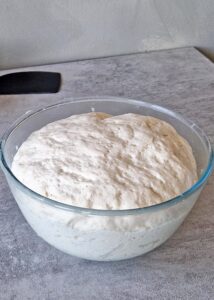 Pain sans gluten sans pétrissage - Couvre avec un torchon humide et laisse lever la pâte pendant 40-60 minutes à température ambiante ou dans un endroit chaud de la cuisine.